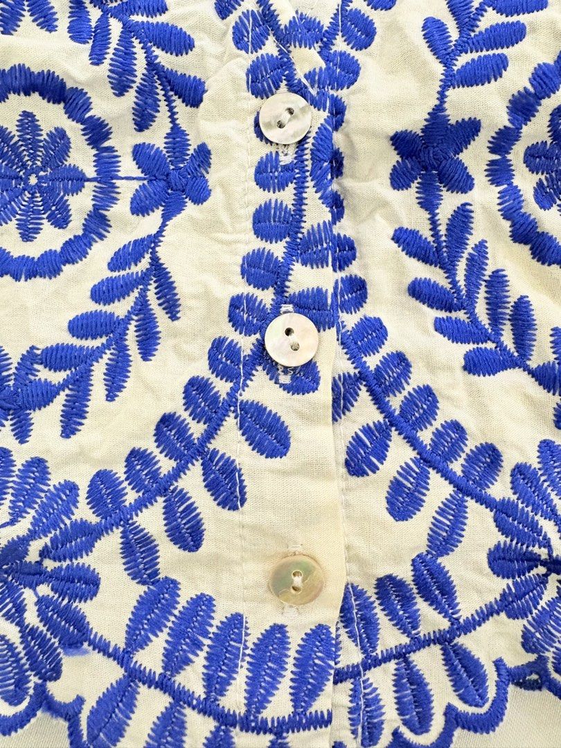 Embroidery V-Neck Tank Top (Category: Sleeveless) located in Quezon City. Submitted by pinkpaloma (Listing ID 1466398785, Image 2). Description: 🎐 Medium 🎐 Bought for P460 🎐 Worn once or twice; too big on me Location: Commonwealth, Quezon City Mode of Payment: GCash or Maya Mode of Delivery: Grab, Lalamove, Gogoxpress ⭐️ Shipping fee shouldered by buyer.