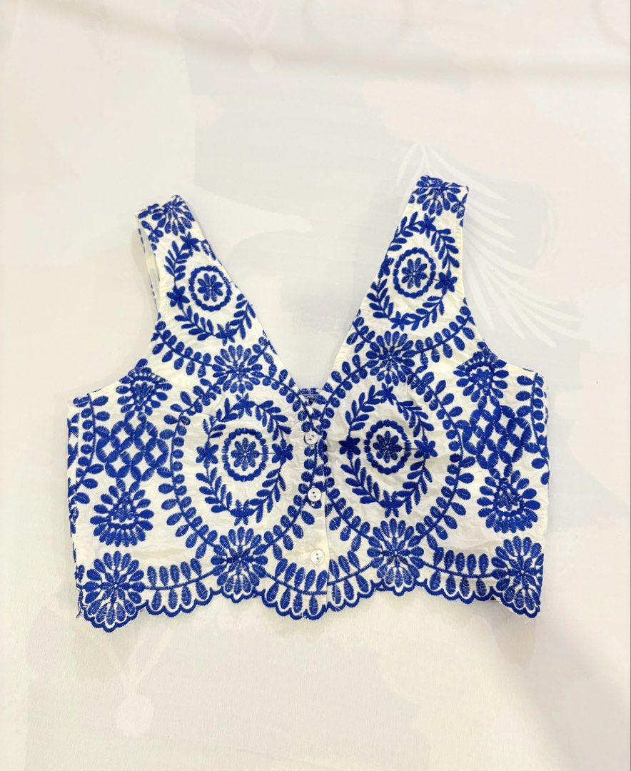 Embroidery V-Neck Tank Top (Category: Sleeveless) located in Quezon City. Submitted by pinkpaloma (Listing ID 1466398785, Image 1). Description: 🎐 Medium 🎐 Bought for P460 🎐 Worn once or twice; too big on me Location: Commonwealth, Quezon City Mode of Payment: GCash or Maya Mode of Delivery: Grab, Lalamove, Gogoxpress ⭐️ Shipping fee shouldered by buyer.