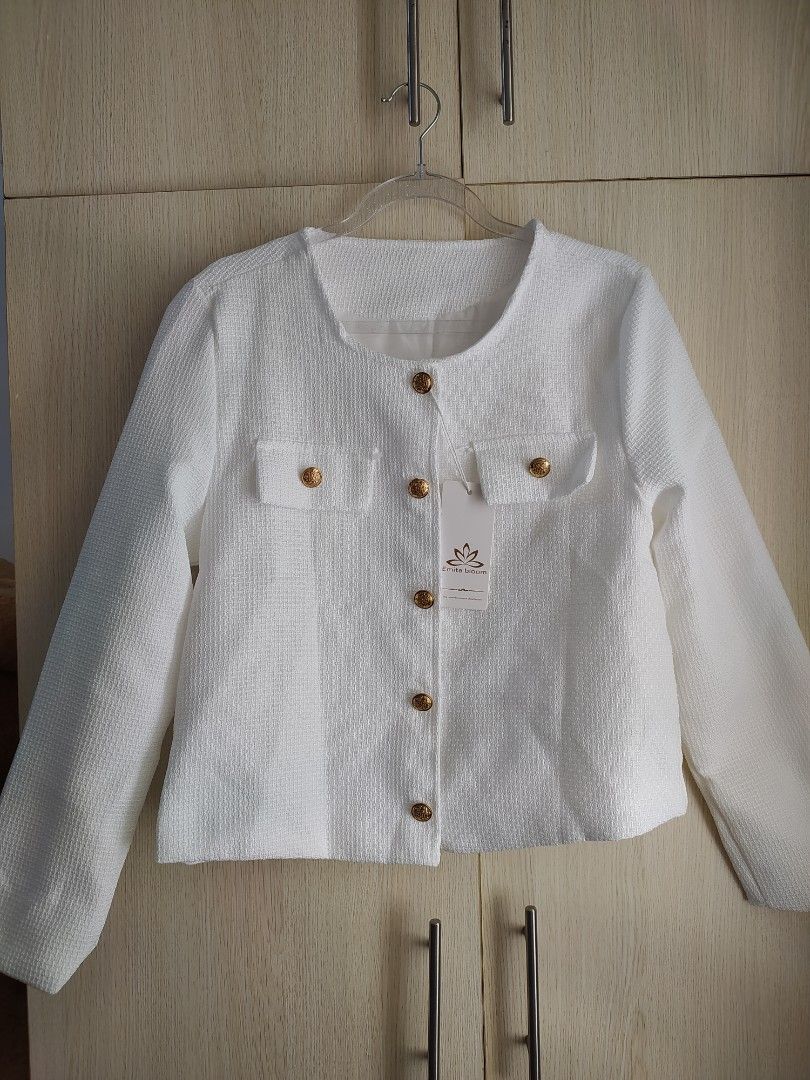 Emita Bloom Blazer (Category: Coats, Jackets and Outerwear) located in Bacoor. Submitted by lieze (Listing ID 1466432617, Image 1). Description: never been used, with tag white blazer.