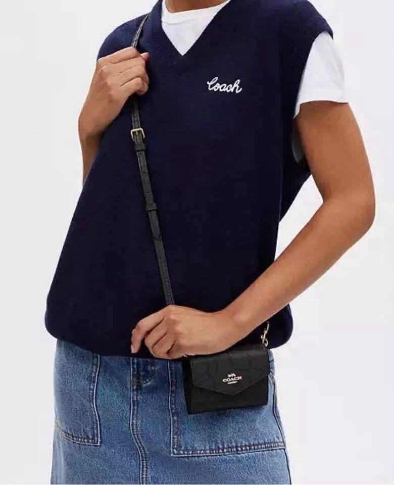 Envelope Wallet Cbody (Category: Wallets & Card holders) located in Manila. Submitted by bagislifeshop (Listing ID 1466467658, Image 2). Description: .
