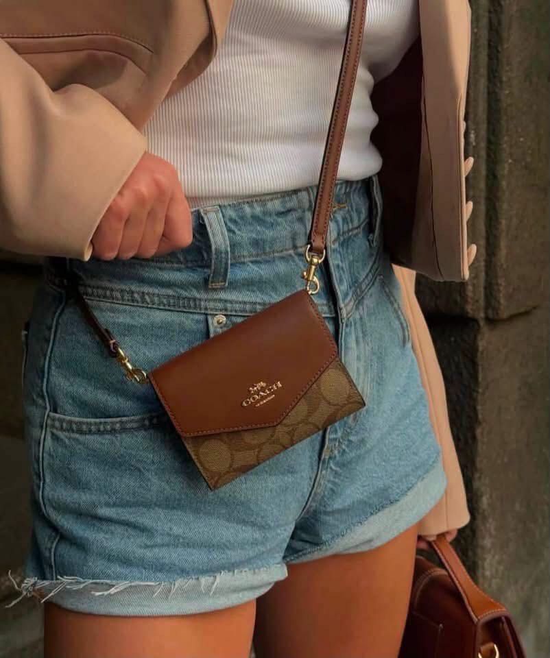 Envelope Wallet Cbody (Category: Wallets & Card holders) located in Manila. Submitted by bagislifeshop (Listing ID 1466467658, Image 1). Description: .