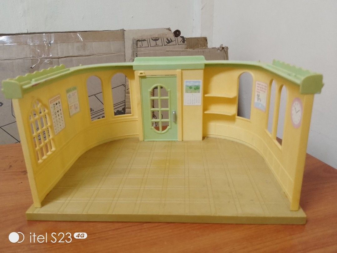 Epoch Sylvanian Country Clinic (Category: Kids Toys) located in Quezon City. Submitted by bees.kitty (Listing ID 1466459177, Image 3). Description: for Sylvanian - preloved, with signs of usage - sold as is, what you see is what you get .