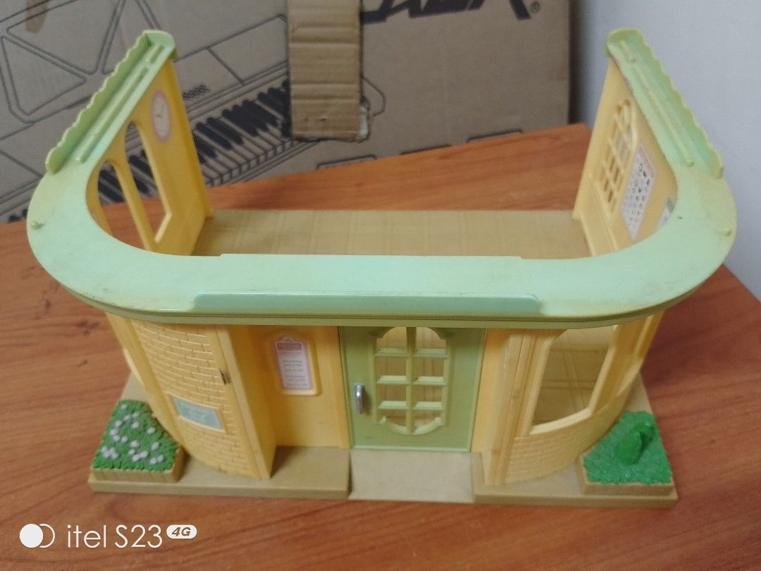 Epoch Sylvanian Country Clinic (Category: Kids Toys) located in Quezon City. Submitted by bees.kitty (Listing ID 1466459177, Image 2). Description: for Sylvanian - preloved, with signs of usage - sold as is, what you see is what you get .