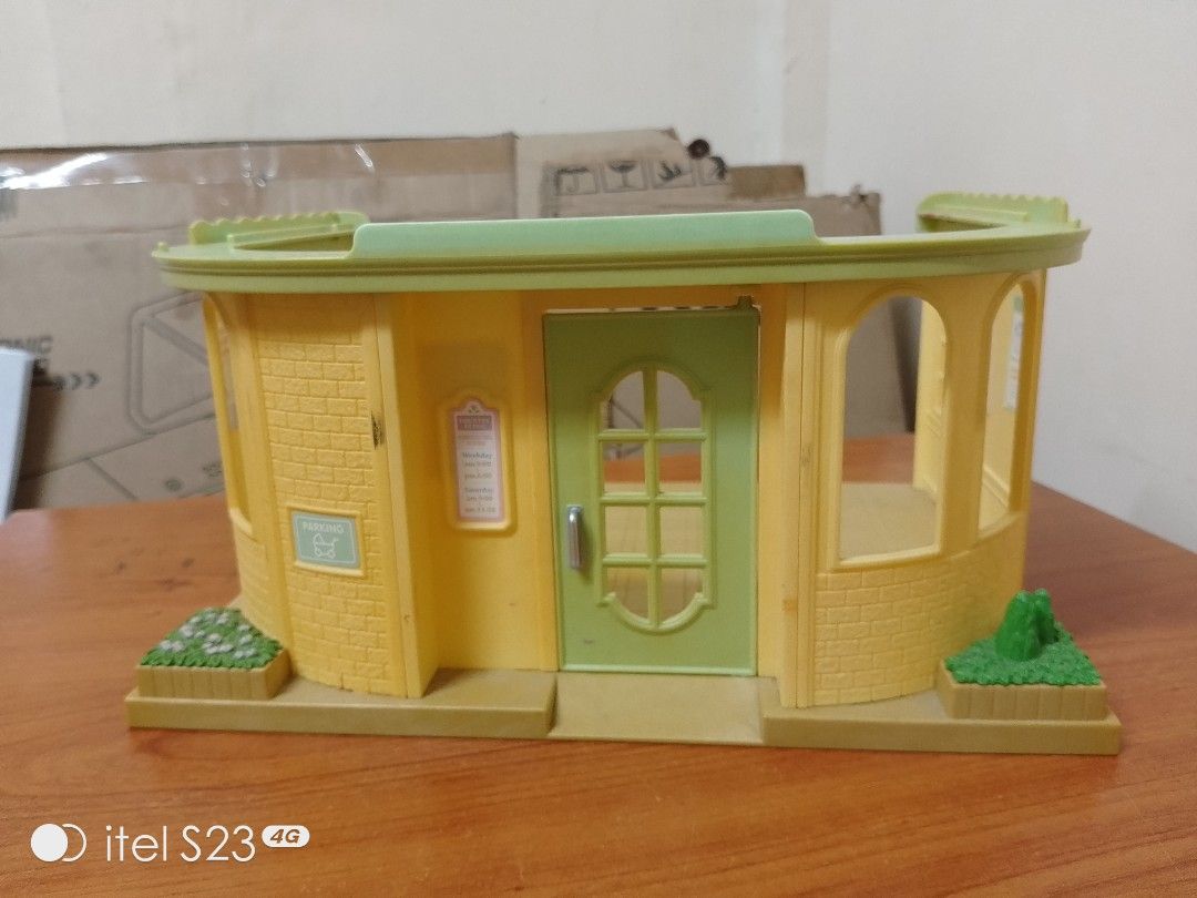 Epoch Sylvanian Country Clinic (Category: Kids Toys) located in Quezon City. Submitted by bees.kitty (Listing ID 1466459177, Image 1). Description: for Sylvanian - preloved, with signs of usage - sold as is, what you see is what you get .