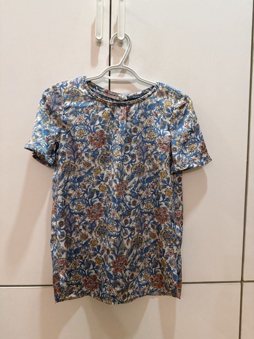 Esprit printed blouse (Category: Blouses) located in Quezon City. Submitted by hazpreloved (Listing ID 1466417572, Image 1). Description: Esprit printed top US 2 on tag Brand new, just stored Discounts for bulk orders Tags: esprit, zara, shein, mango, pull & bear, h&m, cotton on.