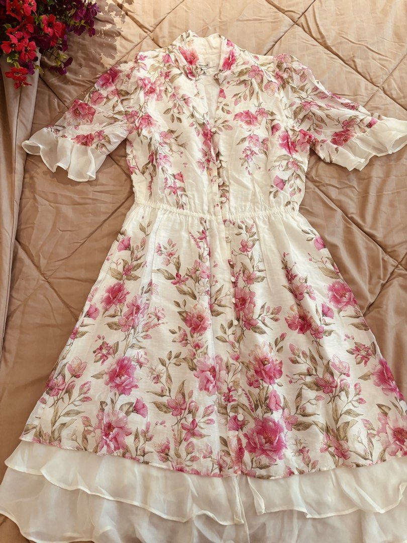 Ever New (Category: Dresses) located in Manila. Submitted by claud911 (Listing ID 1466437031, Image 1). Description: .