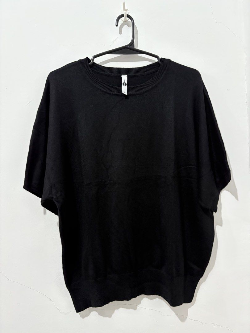 Everme Knit Tops Bundle (White Stripe & Solid Black) (Category: Sleeveless) located in Manila. Submitted by coolphoenix_f1e702 (Listing ID 1466444916, Image 3). Description: - Brand: Everme - Size: L - Quantity: 2 knit tops - Top 1: White with black horizontal stripes, short sleeves, crew neck - Top 2: Solid black, dropped shoulders, relaxed fit - Details: Ribbed hem and cuffs on both - Material: Soft knit, comfortable for daily wear - Versatile: