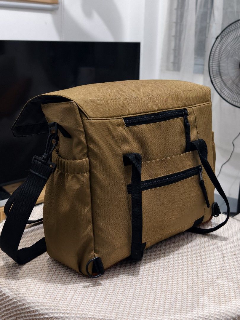 Executive Multiway Bag ( Akbay Brand ) (Category: Sling Bags) located in Quezon City. Submitted by fishstring (Listing ID 1466541800, Image 3). Description: Bought this last Sept 12 for Php 1900.00 ( priced as Php 3500 ) Probably used 8 times max. RFS : planning to buy a different bag, since i only bought a bag for my 17" laptop, but it doesn't fit on the laptop compartment of the bag ( but it still fits, just not on the laptop compartment ) This