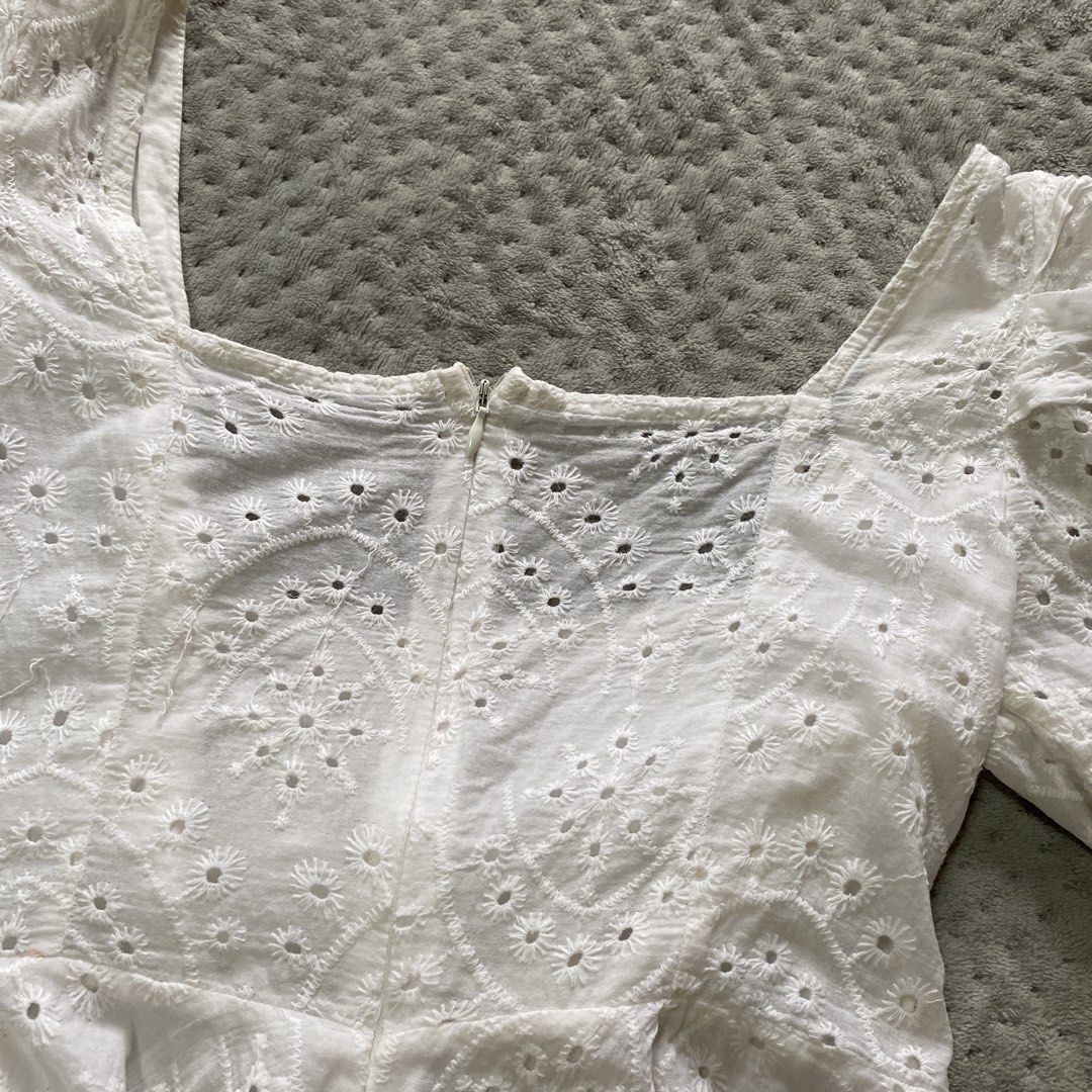 Eyelet top (Category: Blouses) located in Ajuy. Submitted by savvyclassics (Listing ID 1466353548, Image 3). Description: .