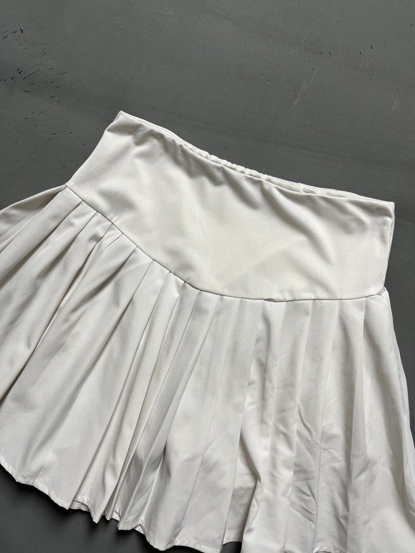 F21 PLEATED TENNIS SKORT (Category: Activewear) located in Quezon City. Submitted by kentstuff (Listing ID 1466437089, Image 2). Description: F21 PLEATED TENNIS SKORT Size M On Tag Waist: 28-38 Length: 15.5 Condition: Excellent CR: 9/10 Issue: ❌ DISCLAIMER: This is a thrifted item. All brands, logos, and trademarks belong to their rightful owners. We’re here to rehome great pieces — no brand affiliation intended.