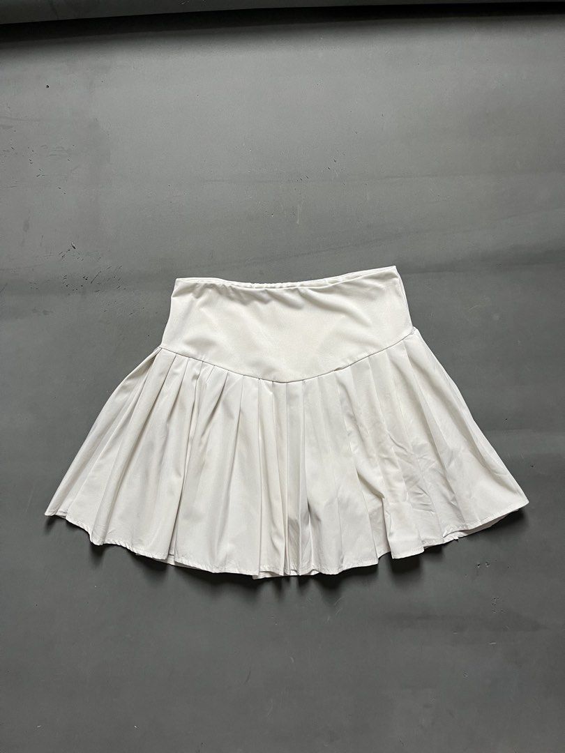 F21 PLEATED TENNIS SKORT (Category: Activewear) located in Quezon City. Submitted by kentstuff (Listing ID 1466437089, Image 1). Description: F21 PLEATED TENNIS SKORT Size M On Tag Waist: 28-38 Length: 15.5 Condition: Excellent CR: 9/10 Issue: ❌ DISCLAIMER: This is a thrifted item. All brands, logos, and trademarks belong to their rightful owners. We’re here to rehome great pieces — no brand affiliation intended.
