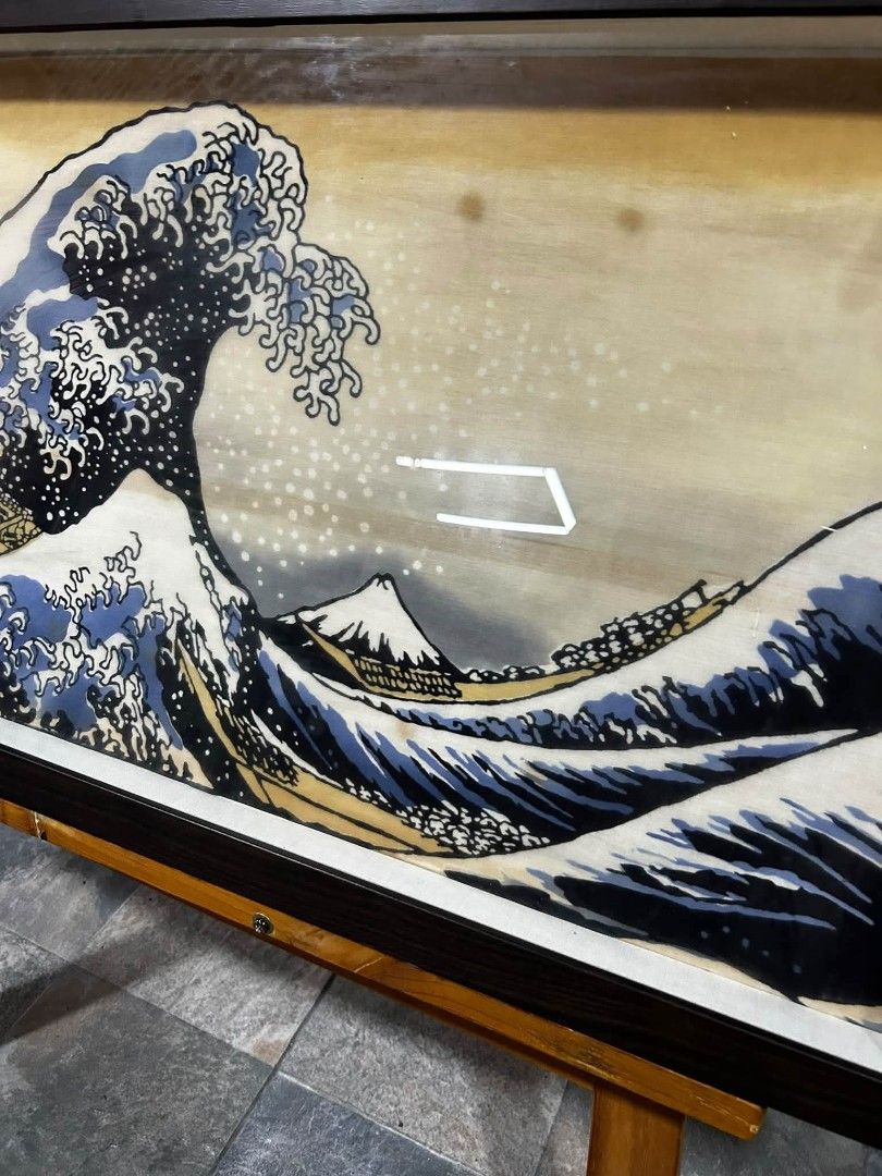 Fabric Art (Category: Other Home Furniture) located in Meycauayan. Submitted by marygracecasimiro (Listing ID 1466360432, Image 3). Description: THE GREAT WAVE OFF KANAGAWA - Katsushika Hokusai - Framed Fabric Art P4,000 lang suki kasama na un Wooden Stan P4,000 lang suki🌼💐🌹 47x23in Kasama na Wooden Stand YUNG ART MISMO: Artwork: "The Great Wave off Kanagawa" - yan yung pinaka sikat na Japanese painting sa buong mundo! Yung alon na may Mt. Fuj