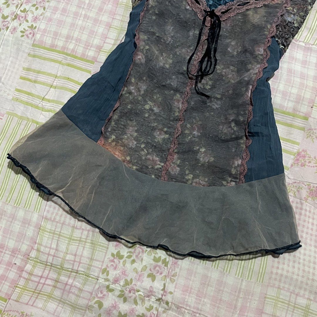 fairy floral top (Category: Blouses) located in Iloilo. Submitted by ari.bunni (Listing ID 1466350774, Image 3). Description: 🍥 blue floral fairy top ＞＜ ⏔⏔⏔⏔⏔ ꒰ Ი⑅Ი ꒱ ⏔⏔⏔⏔⏔ size﹕small-medium ◡◡﹕bleach (issue nia) ◡◡﹕good condition.