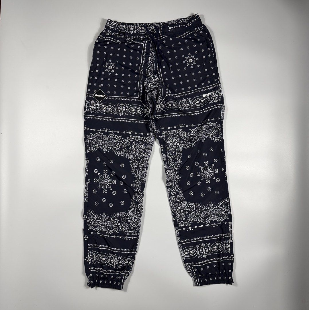 f.c.real Bristol x Sophnet Nylon Ankle Zip (Category: Joggers) located in Bacolod City. Submitted by freshstuff13 (Listing ID 1466415286, Image 1). Description: F.C. Real Bristol track pants with an all-over bandana print. Black and white colorway. Elastic waistband with a drawstring. Zippered leg openings at the ankles. Rear pockets included. Super clean streetwear piece. F.C.Real Bristol x Sophnet Nylon Ankle Zip Navy Blue Good as new Medium on