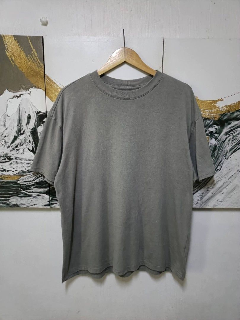 FEAR OF GOD ESSENTIALS ESSENTIAL TEE 3-PACK (Category: Activewear) located in Magalang. Submitted by itskate_cc (Listing ID 1466466474, Image 3). Description: FEAR OF GOD ESSENTIALS ESSENTIAL TEE 3-PACK Actual size using inches Widht 25 Lenght/ 28 fittings is LARGE Excellent Condition, Issue:0 Message if you have any other question about sizing. We do shipping nation wide I'm also open for video call so that you can see the item you 're intereste