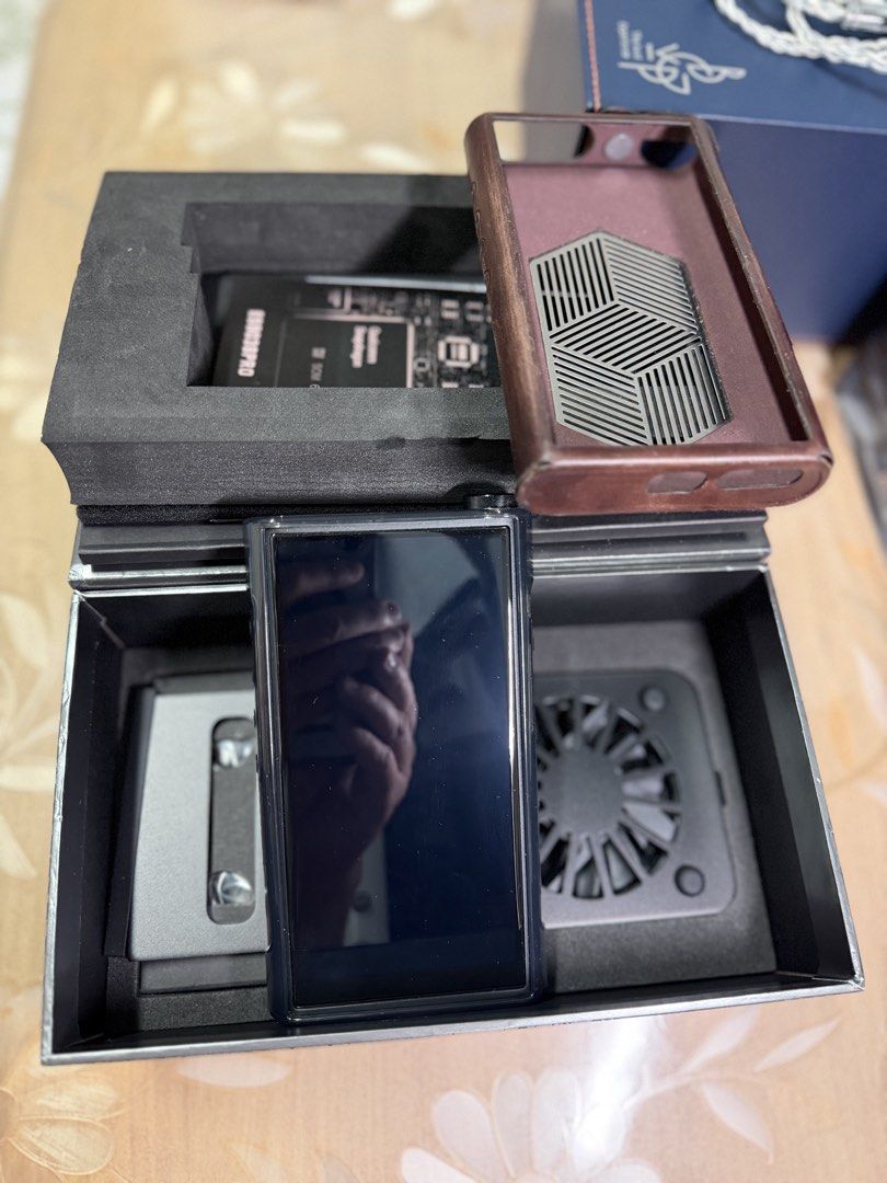 FiiO M15S 隨身高解析音頻播放器 （分類：音樂播放裝置 MP3及CD Player）位於 Hong Kong。 由 tsoihuman 提交（商品編號 1466469014，圖片 1）。簡介： FiiO M15S 隨身音樂播放器，行貨95新，有原裝盒同配件，風扇末用過，電量持久操作一切正常，有皮套有水晶套有芒貼。