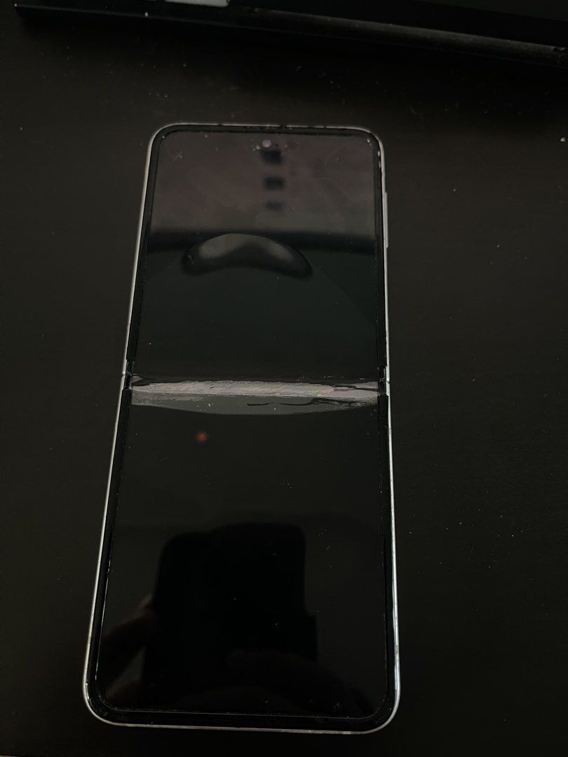 flip 2 (Category: Samsung) located in Cavite. Submitted by carheart_ (Listing ID 1466351132, Image 3). Description: ISSUE LCD ONLY .