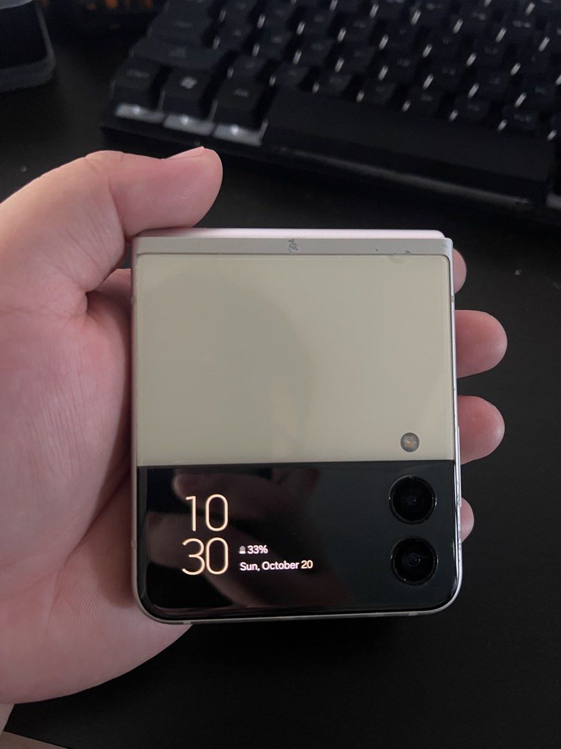 flip 2 (Category: Samsung) located in Cavite. Submitted by carheart_ (Listing ID 1466351132, Image 2). Description: ISSUE LCD ONLY .