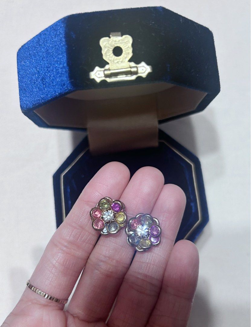 Flower Earrings (Category: Earrings) located in Makati City. Submitted by cestparfaitvintagejewelries (Listing ID 1466457262, Image 1). Description: .