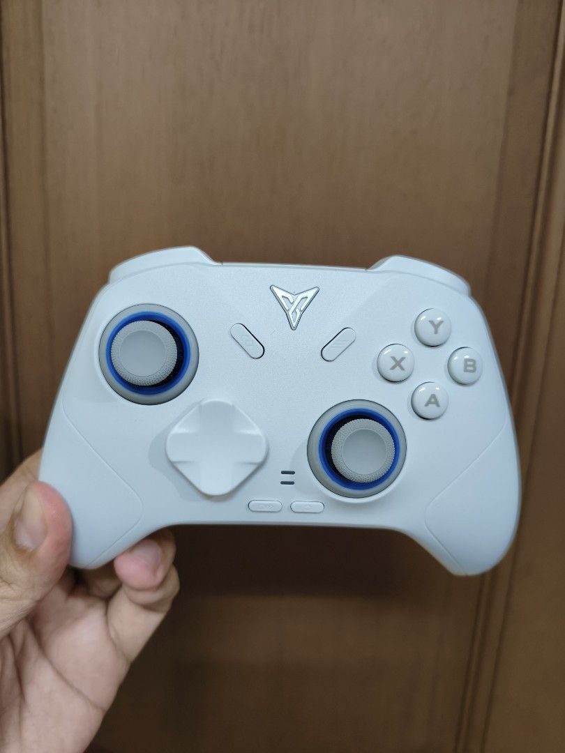 Flydigi Direwolf 4 wireless mobile game controller (Category: Controllers) located in Quezon City. Submitted by unboxingtito (Listing ID 1466444653, Image 1). Description: Brand new and unused. Box, charging cable and dongle included. .