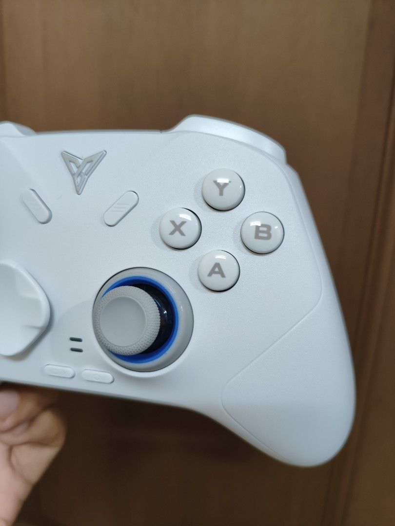Flydigi Direwolf 4 wireless mobile game controller (Category: Controllers) located in Quezon City. Submitted by unboxingtito (Listing ID 1466444653, Image 2). Description: Brand new and unused. Box, charging cable and dongle included. .