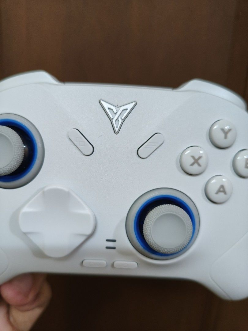 Flydigi Direwolf 4 wireless mobile game controller (Category: Controllers) located in Quezon City. Submitted by unboxingtito (Listing ID 1466444653, Image 3). Description: Brand new and unused. Box, charging cable and dongle included. .