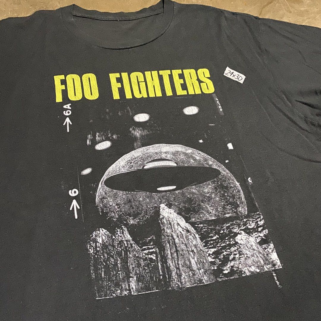FOO FIGHTERS (Category: Tshirts & Polo Shirts ) located in Makati City. Submitted by kktrippy (Listing ID 1466507286, Image 2). Description: - FOO FIGHTERS - Cool ufo design with band spell out - Good condition - xl - missing tag - Measurement/dimension is on the tape 2nd slide.