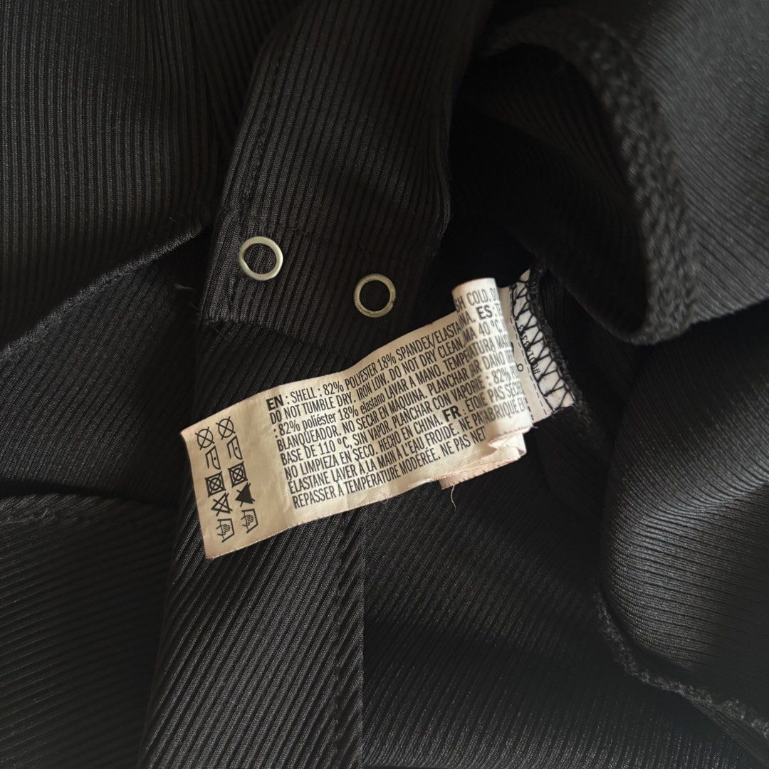 Forever21 Black Ribbed Zipup Bodysuit (Category: Sleeveless) located in Binan City. Submitted by myprelovedhaul (Listing ID 1466403098, Image 3). Description: - fits xs to small! - no when worn photos! - last price posted! - please message only if sure buyer! - limited replies only. - Available unless mark as sold. - Ship via j&t or lalamove for same day. -Mode of payment: Gcash 📍Biñan Laguna .
