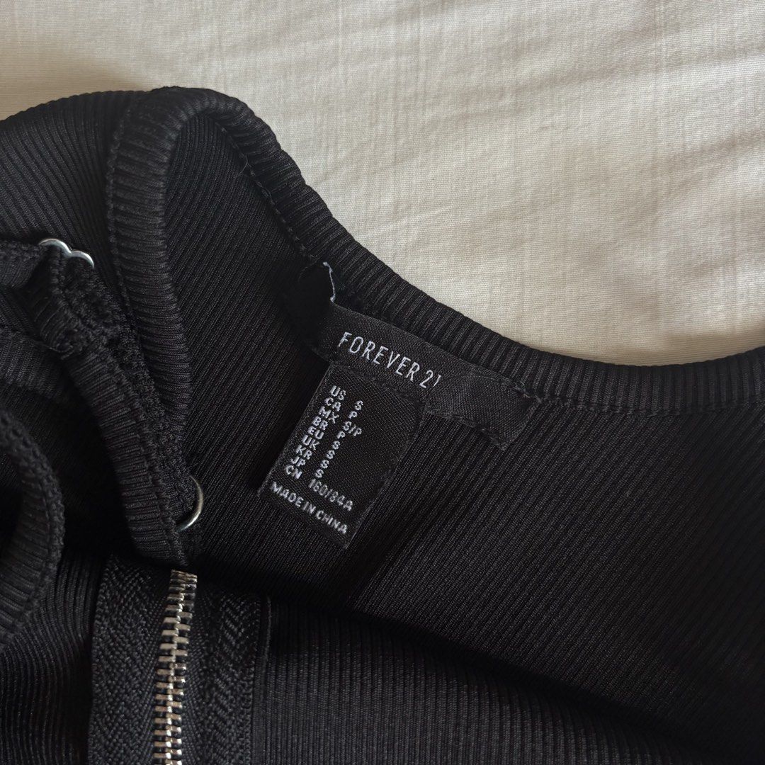 Forever21 Black Ribbed Zipup Bodysuit (Category: Sleeveless) located in Binan City. Submitted by myprelovedhaul (Listing ID 1466403098, Image 2). Description: - fits xs to small! - no when worn photos! - last price posted! - please message only if sure buyer! - limited replies only. - Available unless mark as sold. - Ship via j&t or lalamove for same day. -Mode of payment: Gcash 📍Biñan Laguna .