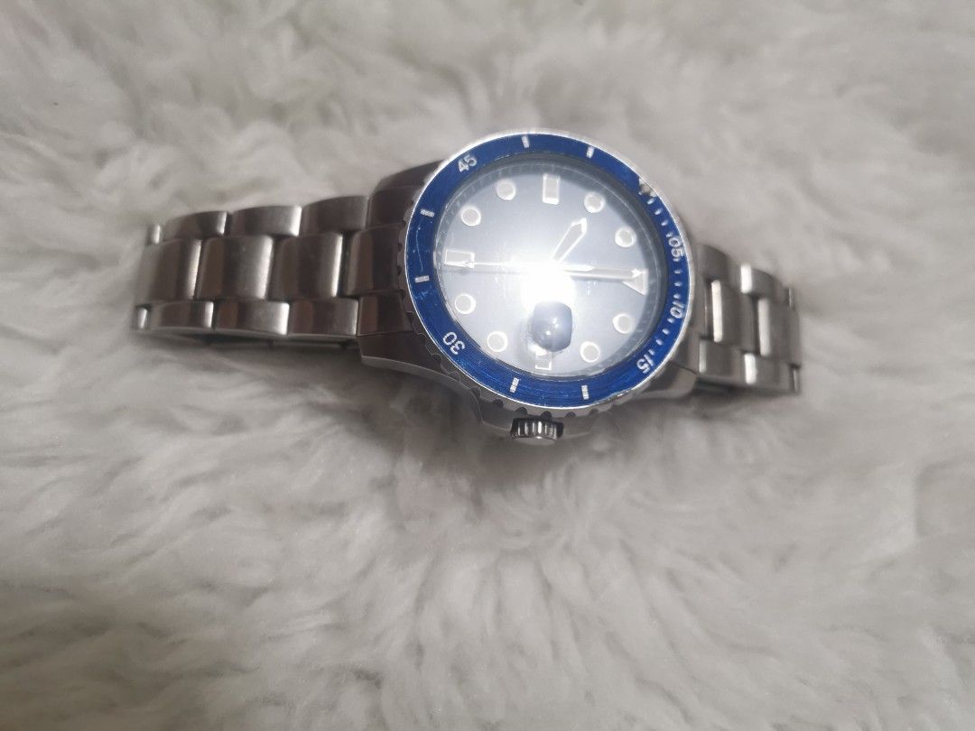 Fossil Blue Dial Stainless Steel Dive Watch (Category: Men's Watches) located in Manila. Submitted by cheapcellphone (Listing ID 1466559164, Image 2). Description: - Brand: Fossil men's watch - Design: Classic dive style with striking blue dial and rotating bezel - Materials: Durable stainless steel case and bracelet PAMIGAY PRESYO NA SA LASTPRICE KUNIN NYO NA Libre na lng if proven FAKE 100% LEGIT - Movement: Reliable battery-operated quartz mov