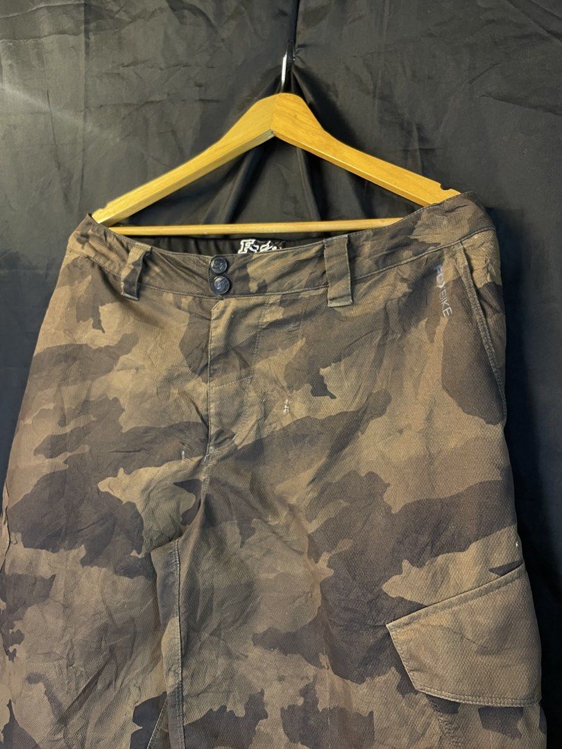 Fox Camou Nylon Cargo Short (Category: Shorts) located in Manila. Submitted by deyl_itzwhtt (Listing ID 1466441505, Image 2). Description: Issue:Scratches W34-36XL22.