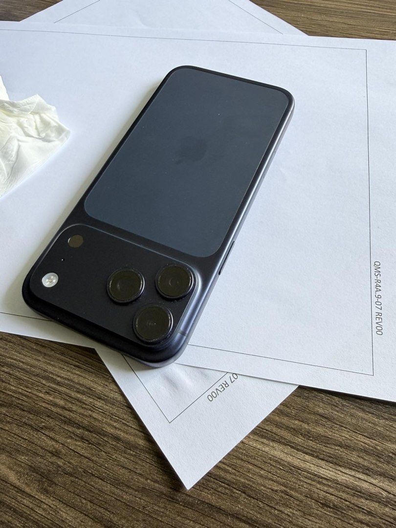 FS Iphone 17 Pro Max (Category: iPhone 17 Series) located in Manila. Submitted by eosezel (Listing ID 1466391553, Image 2). Description: No scratches No dents Just dust Bought in July 2026 Deep Blue RFS Upgrade in iP18.