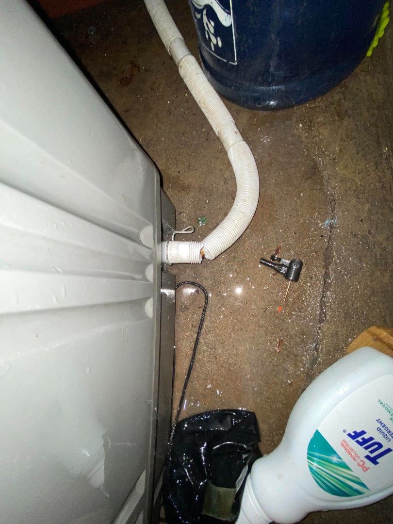 Fujidenzo (Category: Washing Machines and Dryers) located in Pasig City. Submitted by sarahkitching (Listing ID 1466347037, Image 3). Description: Fujidenzo 6kg Automatic Washing Machine (May Issue / For Repair) Mura lang para sa mga marunong mag-ayos o naghahanap ng pyesa! Fujidenzo 6kg fully automatic washing machine. Capacity: 6kg (sakto sa maliit na pamilya o condo) Kondisyon: Makinis at maayos pa ang body, pero may issue. Issue: Hindi na nag