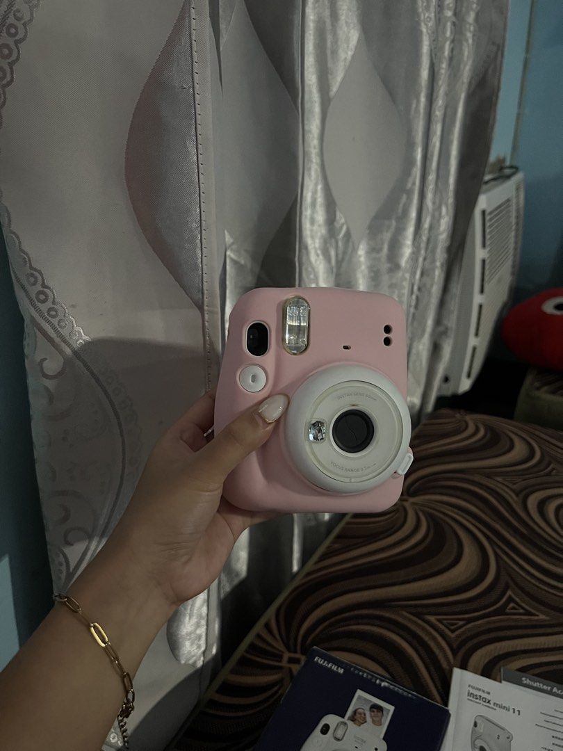 Instax Mini 11 (Category: Cameras) located in Batangas. Submitted by matchayalatte (Listing ID 1466392900, Image 3). Description: selling my personal used instax mini 11 🤍 ₱2,200 (slightly nego) working well, may stains lang normal sa white. inclusions: • box with complete manual • jelly case (pink • 2 fujitsu alkaline batteries rfs: need funds : ) 📍sto tomas, batangas.