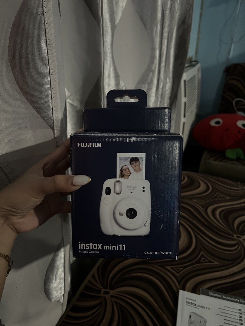 Instax Mini 11 (Category: Cameras) located in Batangas. Submitted by matchayalatte (Listing ID 1466392900, Image 2). Description: selling my personal used instax mini 11 🤍 ₱2,200 (slightly nego) working well, may stains lang normal sa white. inclusions: • box with complete manual • jelly case (pink • 2 fujitsu alkaline batteries rfs: need funds : ) 📍sto tomas, batangas.