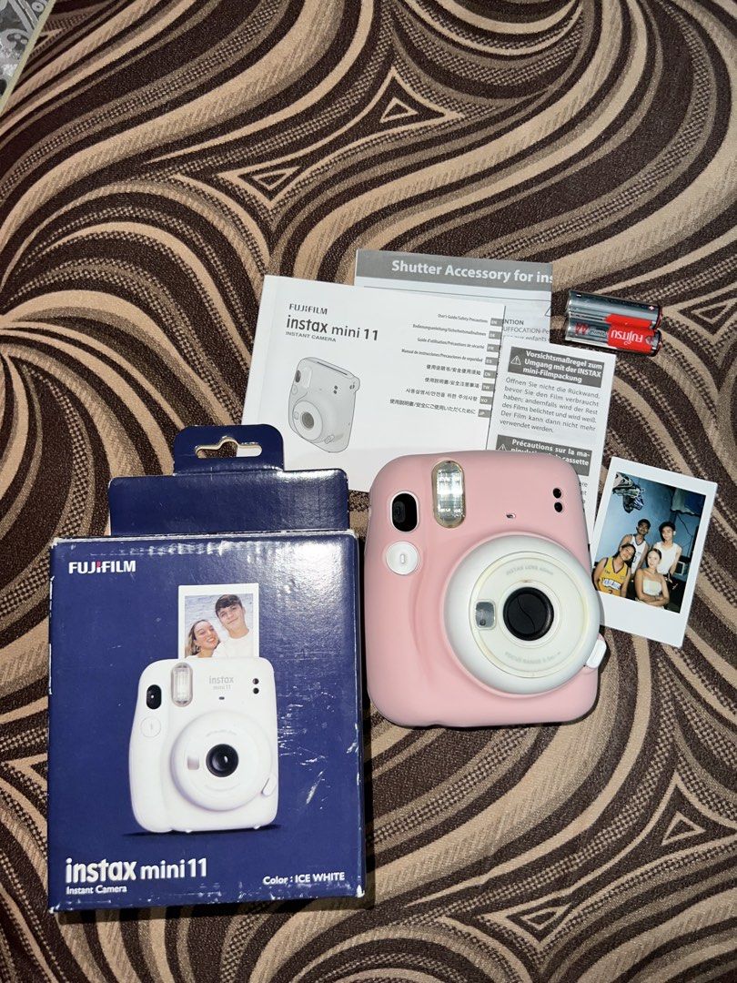 Instax Mini 11 (Category: Cameras) located in Batangas. Submitted by matchayalatte (Listing ID 1466392900, Image 1). Description: selling my personal used instax mini 11 🤍 ₱2,200 (slightly nego) working well, may stains lang normal sa white. inclusions: • box with complete manual • jelly case (pink • 2 fujitsu alkaline batteries rfs: need funds : ) 📍sto tomas, batangas.