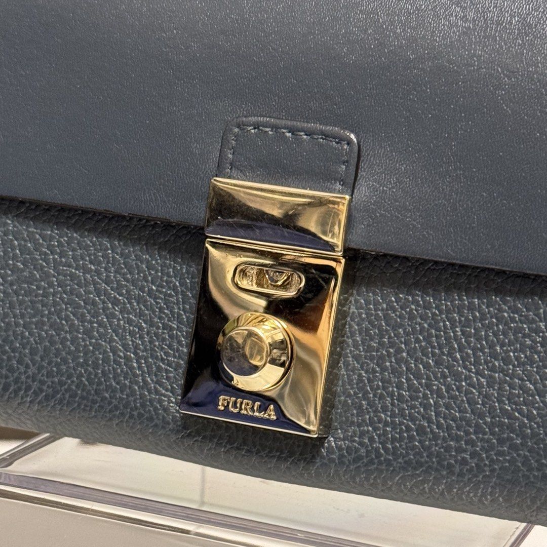 Furla long wallet (Category: Luxury Bags & Wallets) located in Quezon City. Submitted by hintstreet (Listing ID 1466506651, Image 3). Description: Hindi nagamit natabi lang sa closet. .