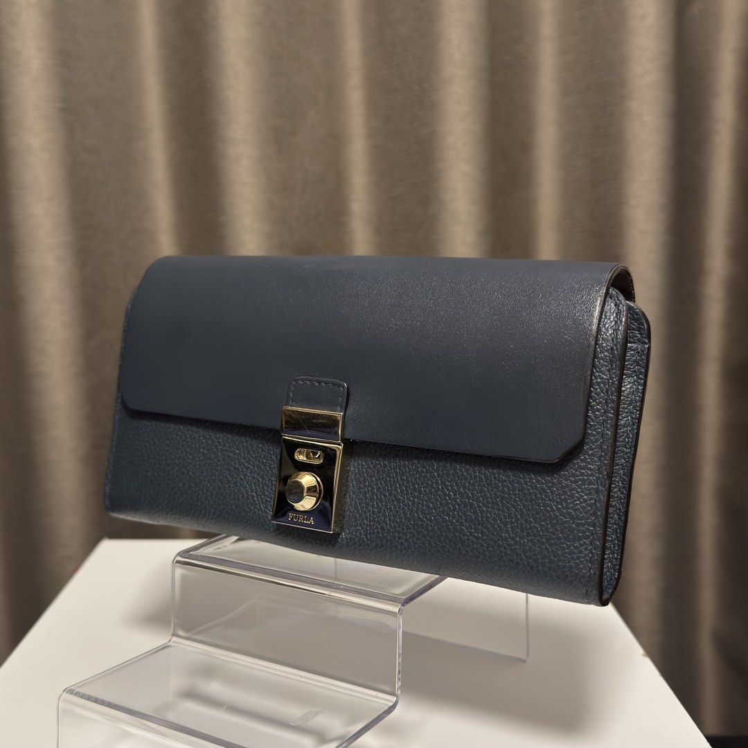 Furla long wallet (Category: Luxury Bags & Wallets) located in Quezon City. Submitted by hintstreet (Listing ID 1466506651, Image 2). Description: Hindi nagamit natabi lang sa closet. .