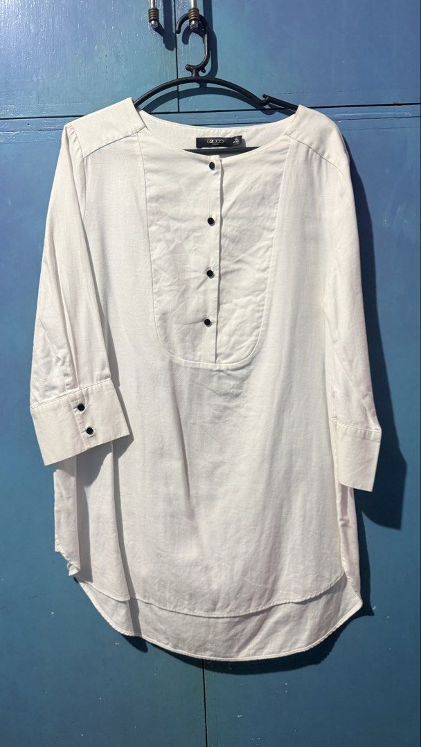 G2000 Woman White Button-Up Blouse (Category: Blouses) located in San Pablo. Submitted by dtanne (Listing ID 1466459826, Image 1). Description: - Brand: G2000 Woman - Color: Classic White with contrasting dark buttons - Size: 36 (165/84A) - Design: 3/4 sleeves with button cuffs and a flattering curved hem - Material: Lightweight fabric - Condition: Excellent pre-loved condition - Style: Ideal for office wear, interviews, or smart casual outfits.