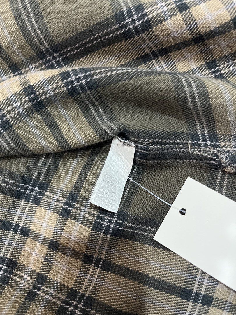 Gap Chekered Long sleeve (Category: Coats, Jackets and Outerwear) located in Manila. Submitted by cjcuevas_05 (Listing ID 1466557157, Image 3). Description: 📌Tanza Cavite Dimes: 22xF28xB29 Good condition GCASH ONLY, can ship thru JnT/orange check out for sf .