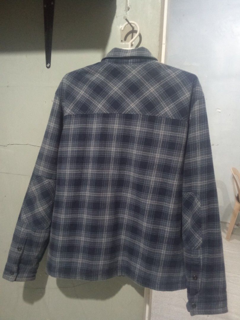 Gap Flannel Shirt Jacket (Category: Coats, Jackets and Outerwear) located in Baybay. Submitted by daleemanyuwel (Listing ID 1466458063, Image 2). Description: nylon like fabric in the inside 28x21 sleeve 21 inches can ship nationwide via j and t.