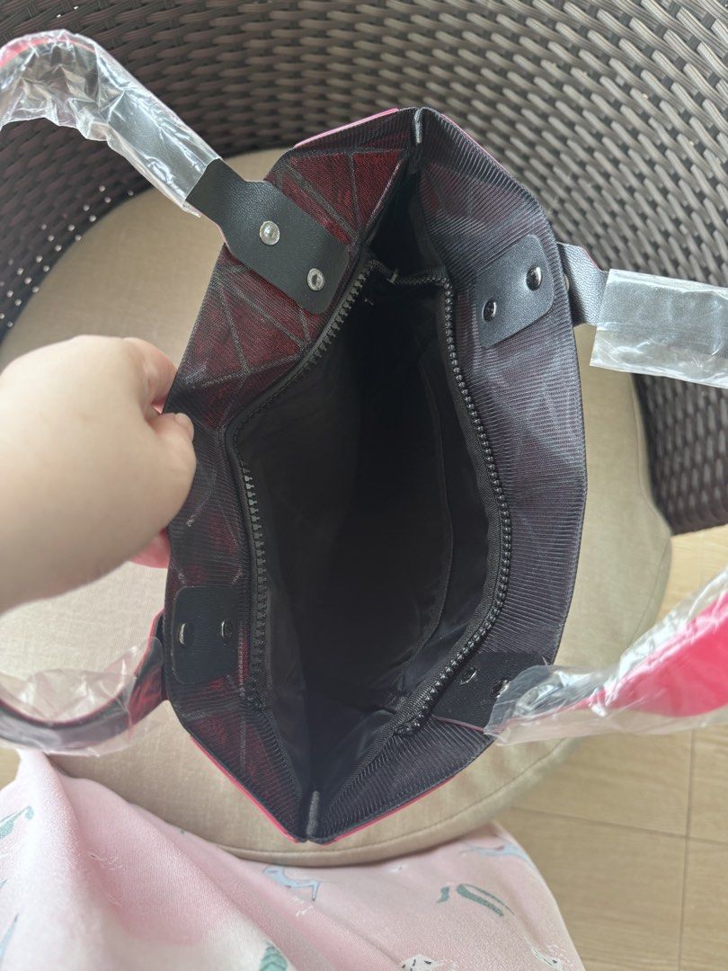 Geometric Bag Pink (Category: Shoulder Bags) located in Mexico. Submitted by hayascentph (Listing ID 1466432163, Image 3). Description: *Brand New & Sealed *Mode of payment Gcash/Maya Wallet *Delivery Fee to be shouldered by buyer *We ship Nationwide *Courier JNT or LBC cash on delivery, Cash on pick up in nearest LBC branch Need a new scent? Follow my Facebook page for perfume finds! Facebook Page: Haya Scent Carousell: hayascentph Operated by: 