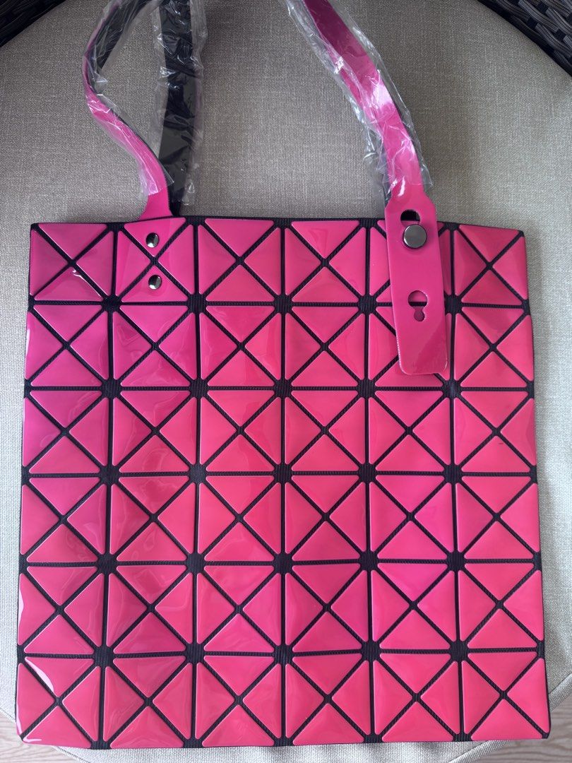 Geometric Bag Pink (Category: Shoulder Bags) located in Mexico. Submitted by hayascentph (Listing ID 1466432163, Image 2). Description: *Brand New & Sealed *Mode of payment Gcash/Maya Wallet *Delivery Fee to be shouldered by buyer *We ship Nationwide *Courier JNT or LBC cash on delivery, Cash on pick up in nearest LBC branch Need a new scent? Follow my Facebook page for perfume finds! Facebook Page: Haya Scent Carousell: hayascentph Operated by: 