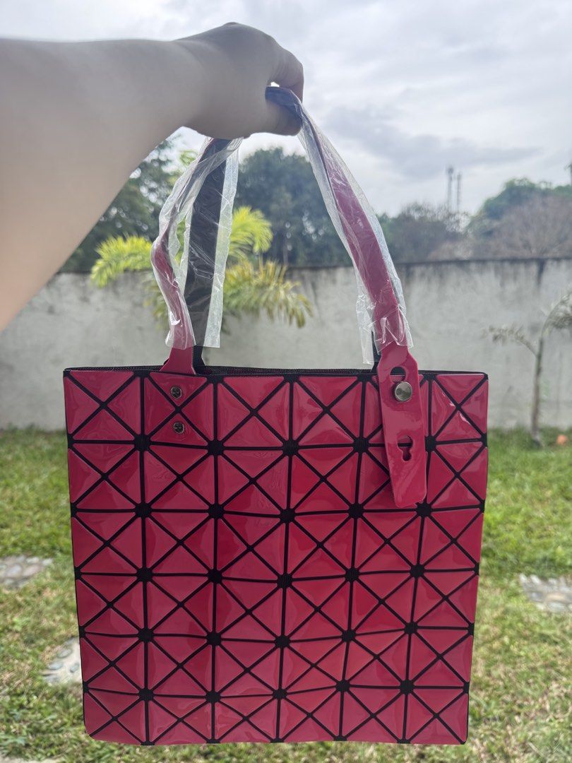 Geometric Bag Pink (Category: Shoulder Bags) located in Mexico. Submitted by hayascentph (Listing ID 1466432163, Image 1). Description: *Brand New & Sealed *Mode of payment Gcash/Maya Wallet *Delivery Fee to be shouldered by buyer *We ship Nationwide *Courier JNT or LBC cash on delivery, Cash on pick up in nearest LBC branch Need a new scent? Follow my Facebook page for perfume finds! Facebook Page: Haya Scent Carousell: hayascentph Operated by: 