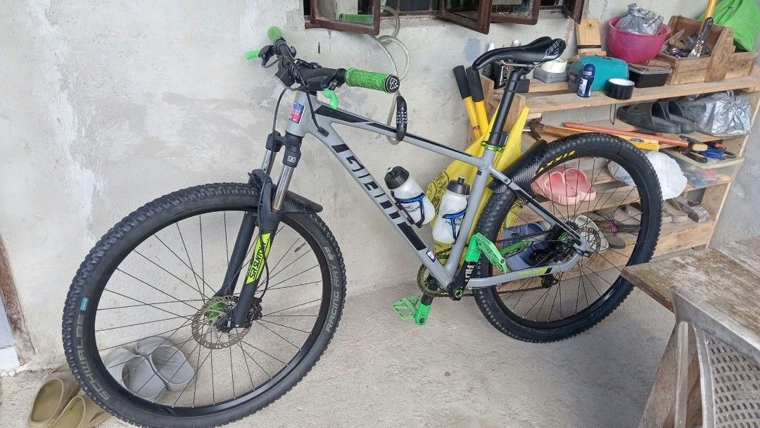 Giant Talon 4 model (Category: Motorbikes for Sale) located in Manila. Submitted by mrpalkups666 (Listing ID 1466360407, Image 3). Description: Giant Talon 4 model ₱40k firm (upgrades) with accessories: Size medium 29er • Pedal melocca brand, • saddle smp made in Italy • claw bottom Bracket • Rock rider helmet • BTWIN brand ng front light at rear light Location : Cabiao, Nueva Ecija.