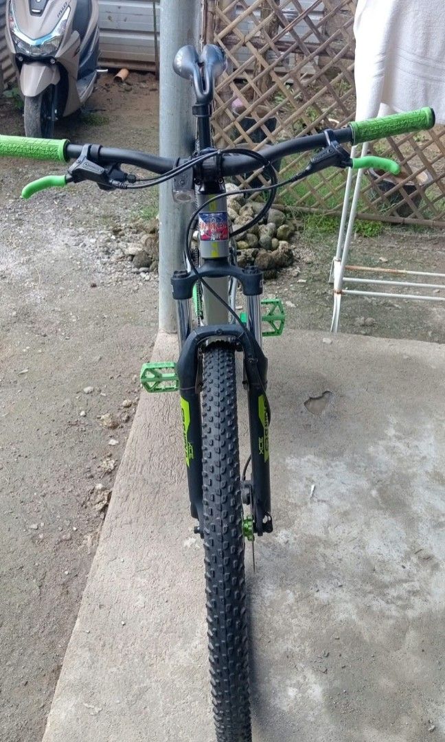 Giant Talon 4 model (Category: Motorbikes for Sale) located in Manila. Submitted by mrpalkups666 (Listing ID 1466360407, Image 2). Description: Giant Talon 4 model ₱40k firm (upgrades) with accessories: Size medium 29er • Pedal melocca brand, • saddle smp made in Italy • claw bottom Bracket • Rock rider helmet • BTWIN brand ng front light at rear light Location : Cabiao, Nueva Ecija.