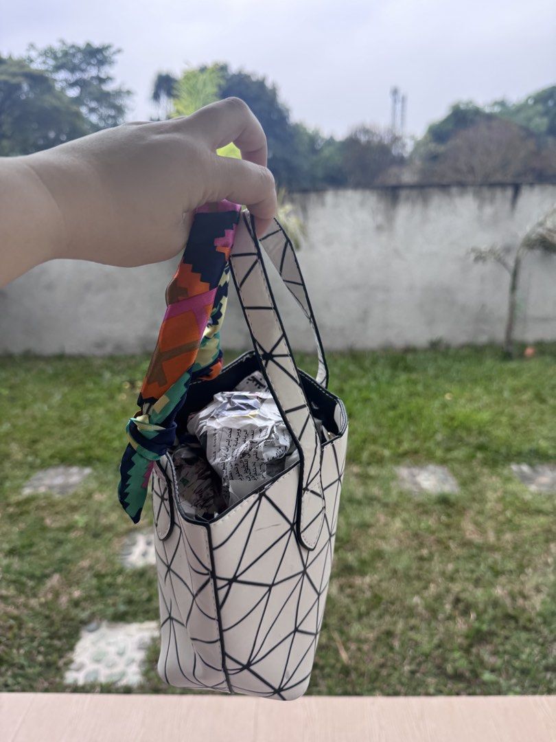 Girls Hand Bag Geometric Pattern (Category: Babies & Kids Fashion) located in Mexico. Submitted by hayascentph (Listing ID 1466476480, Image 2). Description: *Brand New & Sealed *Mode of payment Gcash/Maya Wallet *Delivery Fee to be shouldered by buyer *We ship Nationwide *Courier JNT or LBC cash on delivery, Cash on pick up in nearest LBC branch Need a new scent? Follow my Facebook page for perfume finds! Facebook Page: Haya Scent Carousell: hay