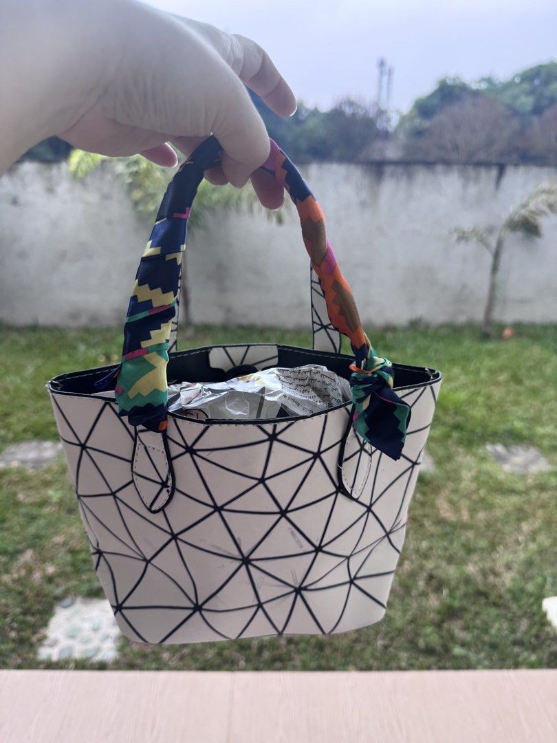 Girls Hand Bag Geometric Pattern (Category: Babies & Kids Fashion) located in Mexico. Submitted by hayascentph (Listing ID 1466476480, Image 1). Description: *Brand New & Sealed *Mode of payment Gcash/Maya Wallet *Delivery Fee to be shouldered by buyer *We ship Nationwide *Courier JNT or LBC cash on delivery, Cash on pick up in nearest LBC branch Need a new scent? Follow my Facebook page for perfume finds! Facebook Page: Haya Scent Carousell: hay