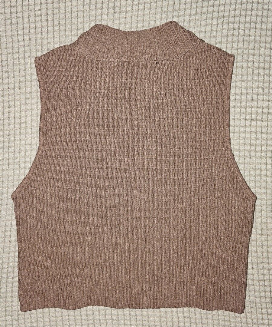 Glassons Half Turtleneck Top (Category: Sleeveless) located in Marikina City. Submitted by lacheriecloset (Listing ID 1466466782, Image 2). Description: Good used condition..
