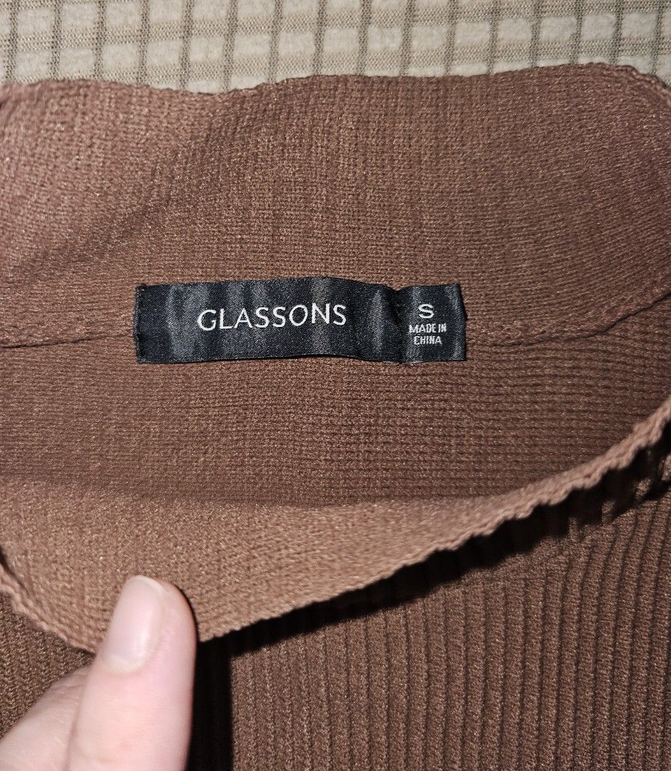 Glassons Half Turtleneck Top (Category: Sleeveless) located in Marikina City. Submitted by lacheriecloset (Listing ID 1466466782, Image 3). Description: Good used condition..